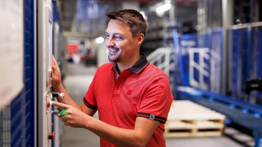 Logistikmitarbeiter von Kaufland am Automaten.