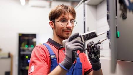 Techniker von Kaufland mit einem elektrischen Prüfgerät.